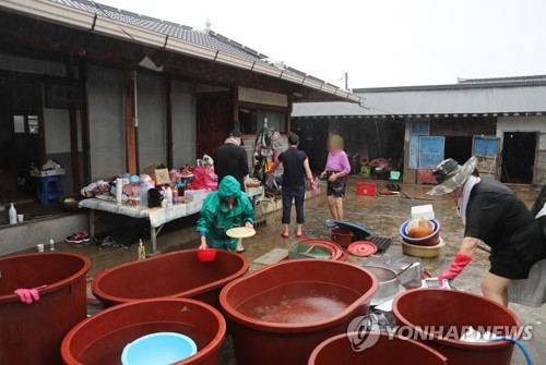 "하늘 뜻인데 어쩌겠어"…물폭탄 이어 태풍 맞은 수재민 '한숨'(종합)