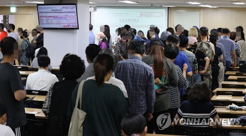 "실업급여 '역대 최대'지만 고용보험 미가입자는 배제됐다"