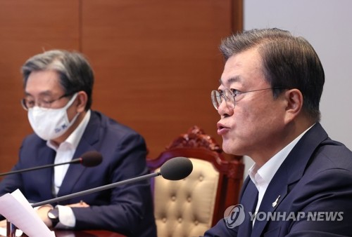 문대통령 "주택문제가 당면과제…부동산 감독기구 설치"