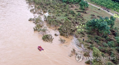 "꼭 찾아야 하는데"…오락가락 날씨에 애타는 실종자 가족