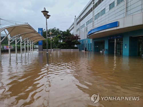 11일째 폭우에 이재민 7500명 넘어서…사망·실종은 42명