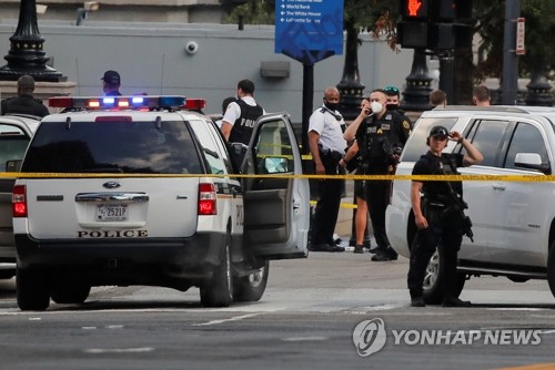 백악관 인근 총격범, 경호요원 대응사격에 중상…병원행