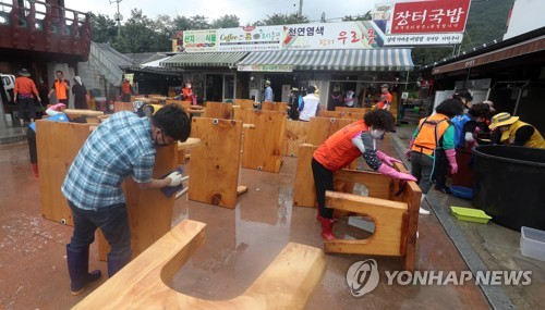 수마 할퀸 하동 화개장터 복구에 타지역 자원봉사자 줄이어