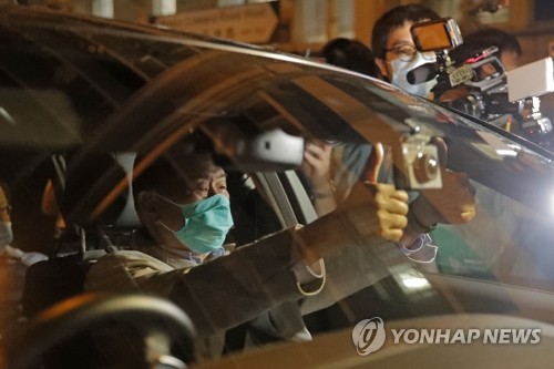 홍콩 반중언론 사주 지미 라이 석방…지지자에 '엄지척'(종합2보)
