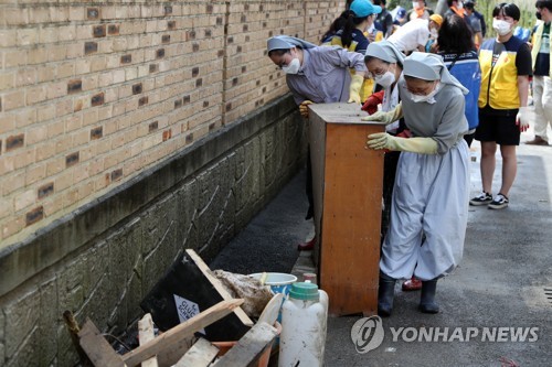 수녀님도 대학생도 '영차'…땀이 흥건한 수해복구 현장