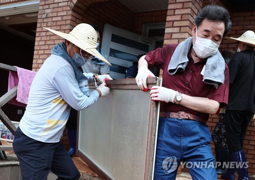 연설문 대신 삽 든 與당권주자들…"아픔 함께 느낀다"(종합)