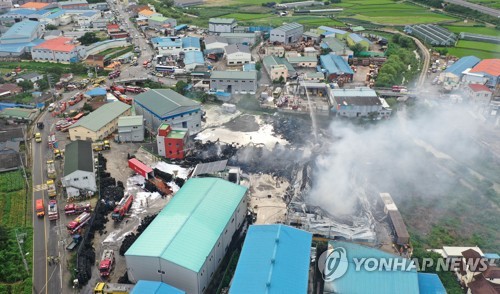 김해 윤활유 첨가제 보관 창고 화재…5시간 만에 불길 잡혀(종합2보)