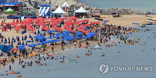 청정 동해안 주민 코로나19 2차 감염…지역사회 전전긍긍(종합)