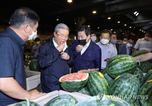 가락시장 찾은 김종인, 수박 맛보며 '농심' 위로