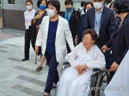 이용수 할머니 "수요집회 있지 않아야…운동방식도 바꿔야"