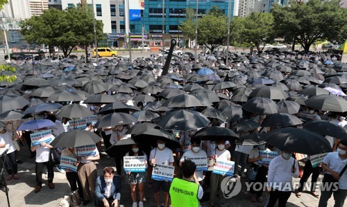 부산서도 의료인 2천명 참석 궐기대회…"불통정책 철회하라"