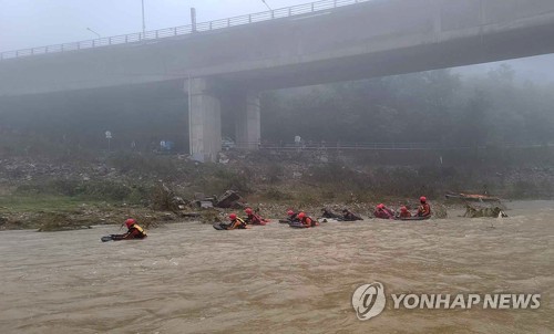 의암호 사고 11일째…북한강 최저 수위에 수변 집중 수색