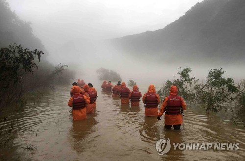 광복절 반짝 연휴 호우·불볕더위에 전국 피서지 대조