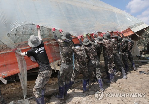 광복절 맞아 수해 지역에 군 장병 총출동…민간 봉사도 잇따라