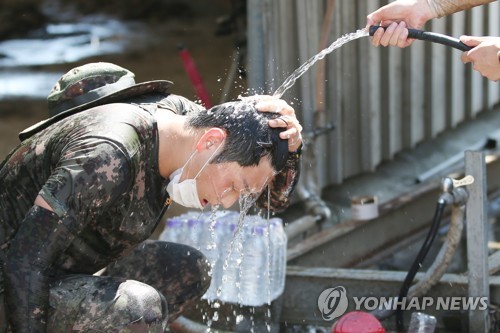 광복절 반짝 연휴 호우·불볕더위에 전국 피서지 대조