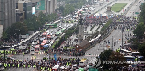 "광화문 집회 참가자에 일당 줬다"…청와대 국민청원 폭로 파문