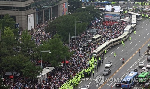 '광화문 집회 허용한 판사 해임' 국민청원, 20만 육박