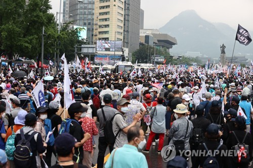 광복절 집회 '차량돌진' 등 2명 구속영장…오늘 구속여부 결정(종합)