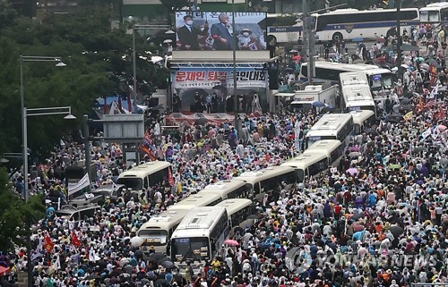 서울시, 광화문 집회 인근 체류자 1만576명 명단 확보