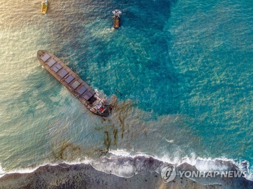 모리셔스 기름유출 일본선박 '두동강'…"환경 비상사태"(종합)