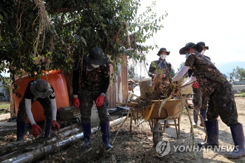 폭염속 해수욕장 막바지 피서인파…백사장서 마스크 벗는 모습도