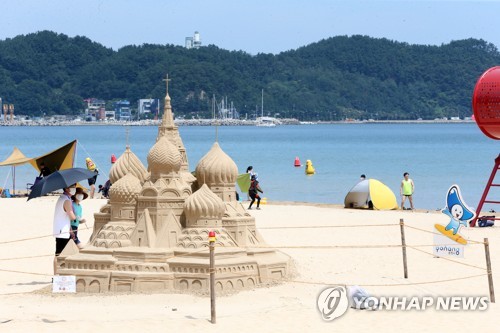 폭염속 해수욕장 막바지 피서인파…백사장서 마스크 벗는 모습도