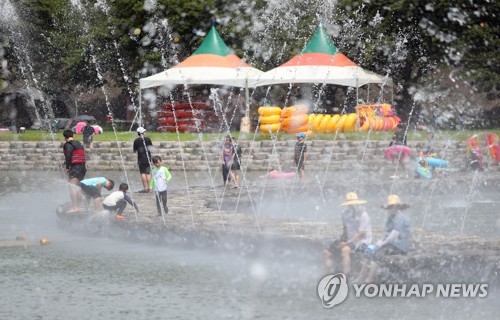 전국에 폭염특보…낮 최고기온 38도 '찜통더위'