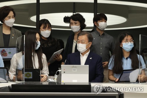 '함수로 미래 예측한다'는 말에 문대통령 "부동산은…"(종합)