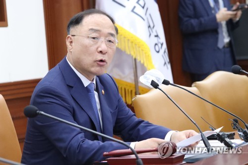 홍남기 "전월세 전환율 2.5%로 하향조정…9월 공공재개발 공모"(종합)