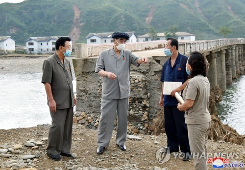 북한 간부들, 천막으로 대이동…"수재민 걱정에 발편잠 못 자"