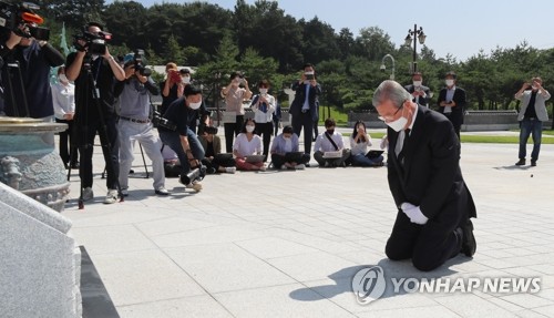 5·18 묘역에 무릎 꿇은 김종인, 울먹이며 "죄송하다"(종합)