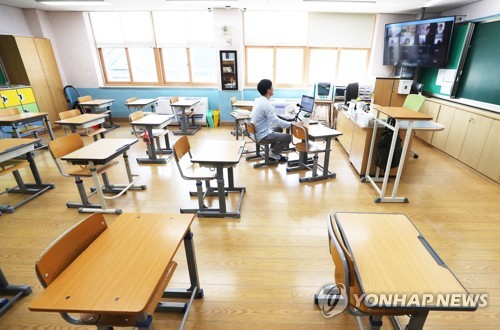 수도권 학교 코로나19 '위험수위'…거리두기 2단계에도 원격수업