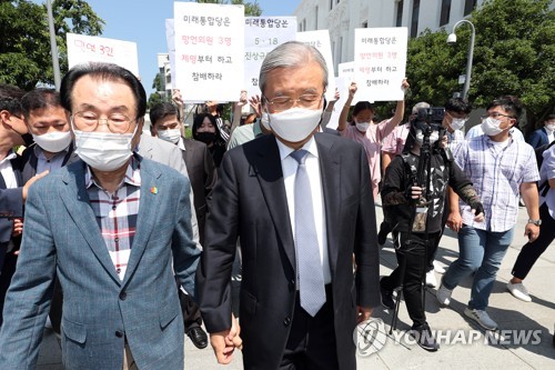 눈물 보인 김종인, 종일 광주 머물며 '통합' 발신