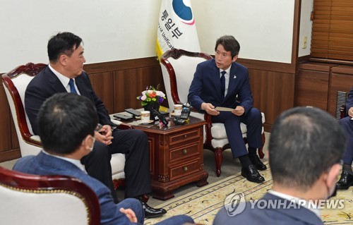 이인영, 중국대사 만나 "남북대화 재개에 건설적 역할 해달라"