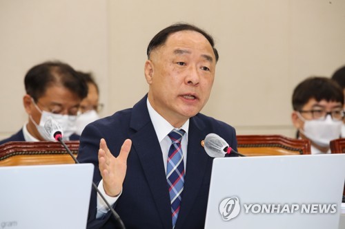 홍남기 "의료계, 코로나19 극복 위해 파업 철회해 달라"