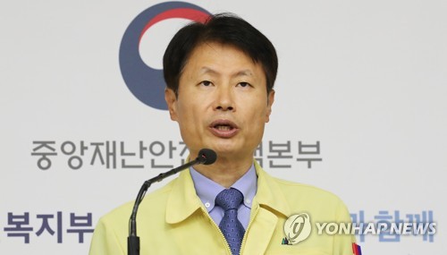 대유행 본격화 조짐…300명대 급증에 3단계 논의 들어가나