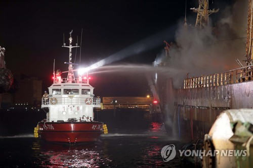 확진자 나왔던 부산항 정박 어선 화재…15시간만에 완진(종합2보)