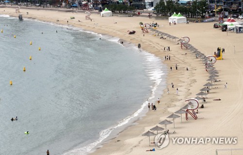 코로나19 재확산에 움추린 주말…조기 폐장 해수욕장 등 '한산'