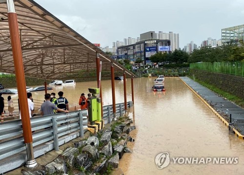 대전에 강한 소나기…주차장 잠겨 차량 10대 침수