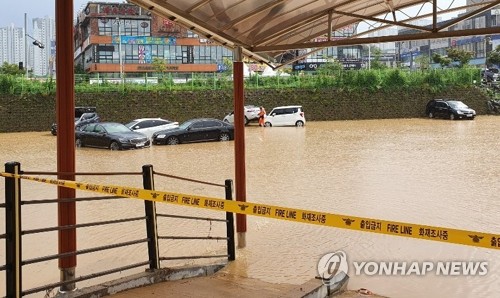 대전에 강한 소나기…주차장 잠겨 차량 10대 침수