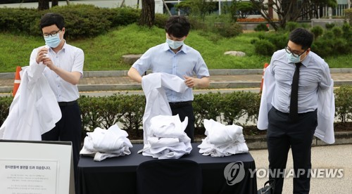 전공의, 가운 벗고 병원 밖으로…"정책에 현장 목소리 반영돼야"