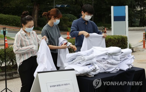 전공의, 가운 벗고 병원 밖으로…"정책에 현장 목소리 반영돼야"