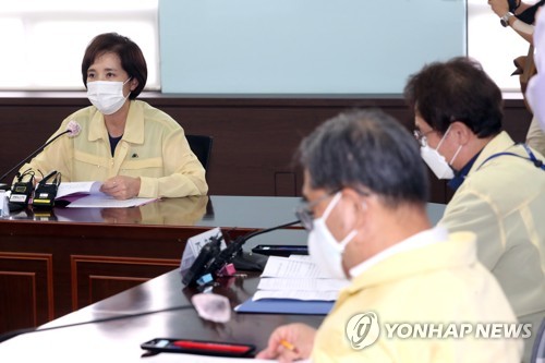 유은혜 "수도권 학교 3단계 미리 준비"…조희연 "원격 전환해야"(종합3보)