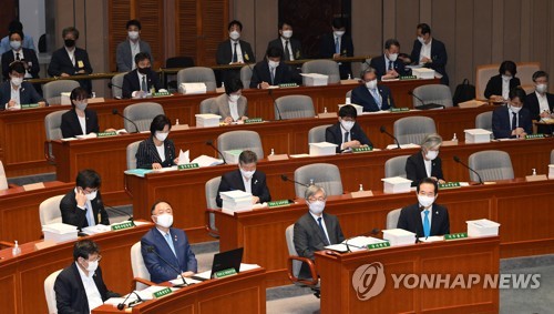 정총리 "경제 피해 큰 3단계 거리두기 안 가도록 사수작전"