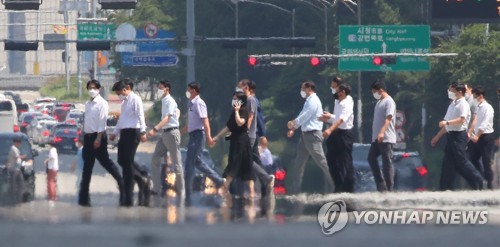 '찜통더위' 대구 체감온도 36도까지…전국내륙 오후 한때 소나기