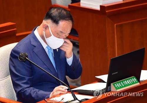 홍남기 "4차 추경 필요하다는 판단 성급해"(종합)