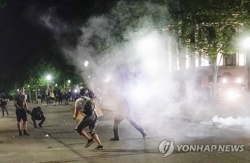 美 세아들 앞 흑인 피격에 이틀째 격렬시위…곳곳서 항의 물결(종합)