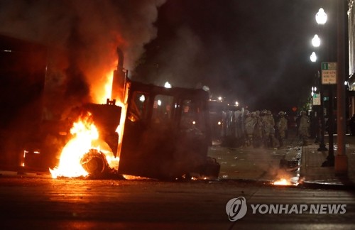 美 세아들 앞 흑인 피격에 이틀째 격렬시위…곳곳서 항의 물결(종합)