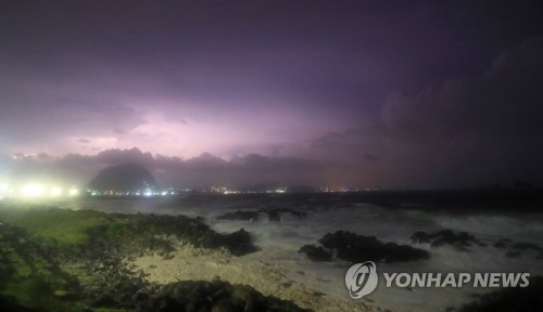 [속보] "태풍 바비 오전 6시 매우강 발달…서귀포 남서쪽 230㎞ 진출"