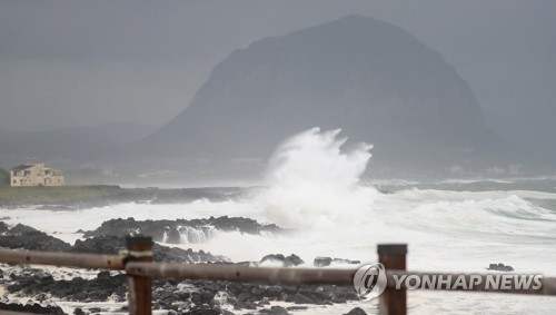 '떨고 있는 남부'…역대급 강풍 동반 태풍 북상에 '초비상'